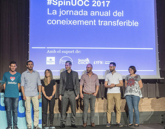 Todos los participantes del SpinUOC 2017 en el escenario.