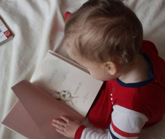 Niño aparece leyendo un libro con lectura global