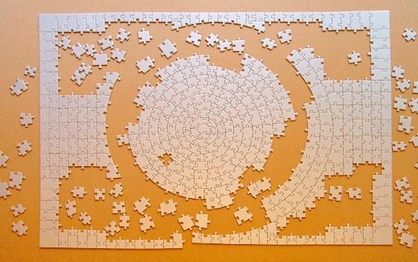Un puzzle con una forma circular en el centro.