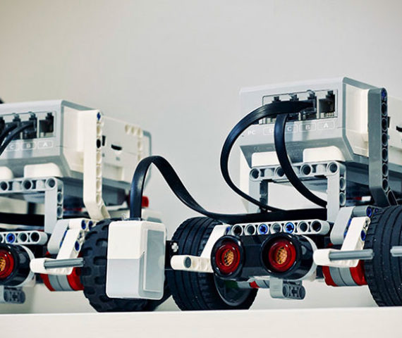 Robots educativos de lego con apariencia de coche