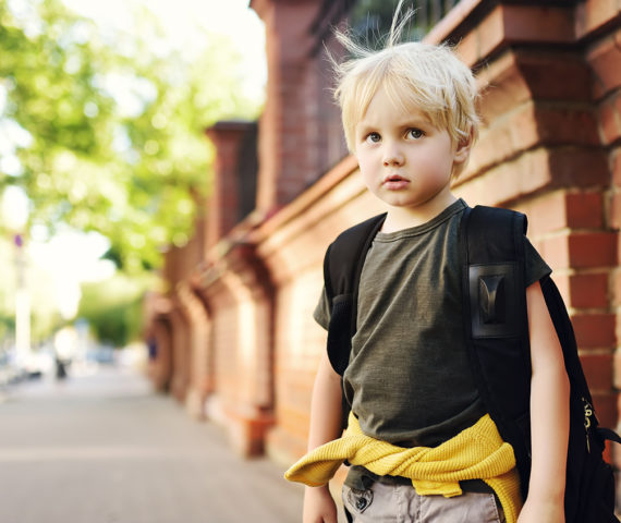 Niño con autismo va a la escuela