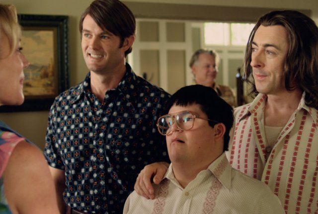 Fotograma de la película Any day now, en el que el protagonista con síndrome de down está junto a la pareja homosexual que quiere adoptarlo.
