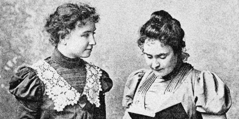 Anne Sullivan leyendo un libro a su alumna Hellen Keller