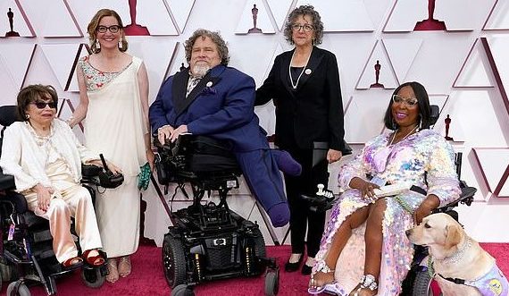 Equipo de Crip Camp, la película sobre discapacidad, posando en la alfombra roja de los premios Oscar. Podemos ver a los dos directores y parte de los protagonistas con movilidad reducida