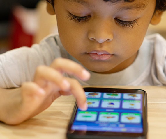 Un niño está utilizando una app para personas con autismo en un móvil