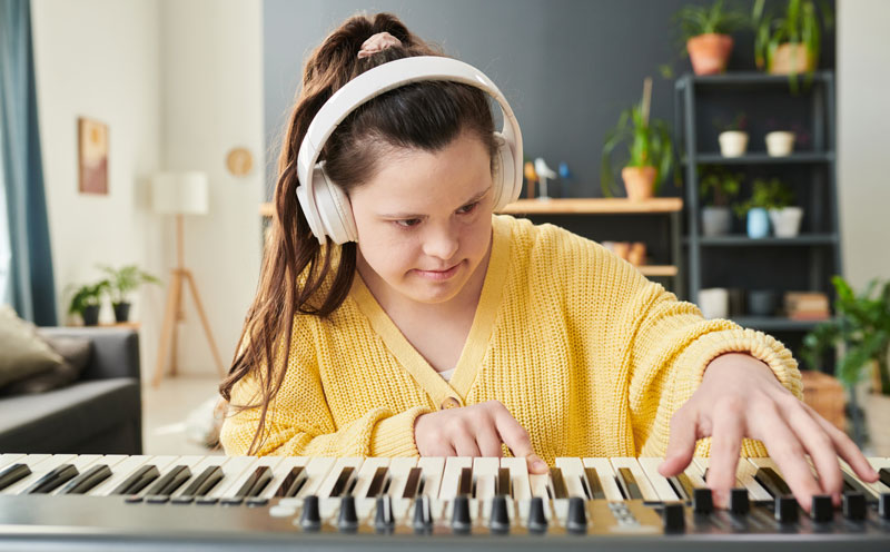 Chica con síndrome de Down tocando el piano