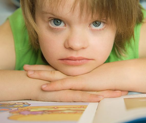 Niña con síndrome de Down aprende a leer