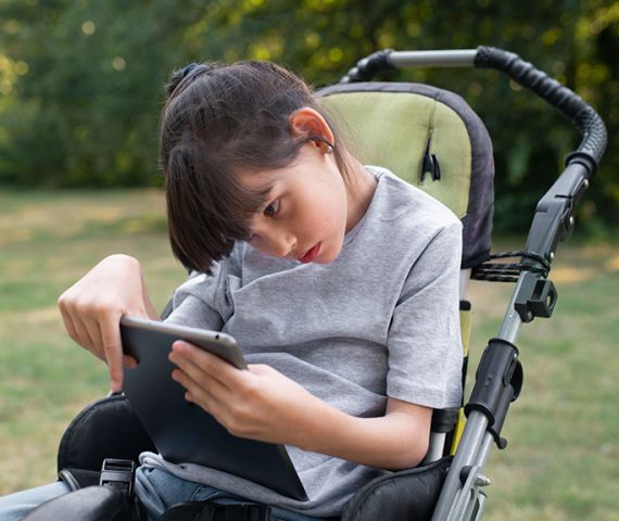 Una niña utiliza un SAAC, un comunicador para poder expresar sus deseos y necesidades.