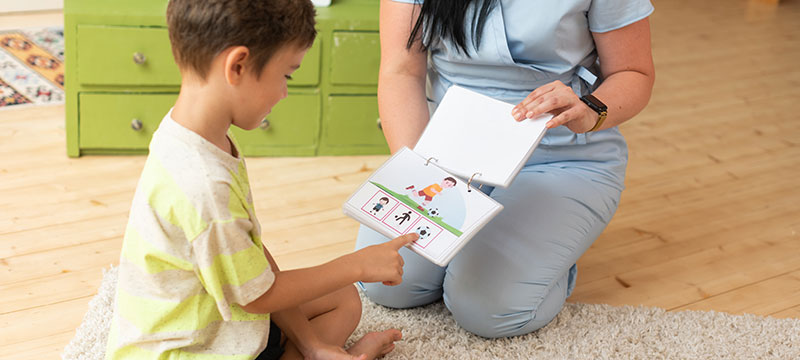 Niño con autismo que utiliza pictogramas para comunicarse.