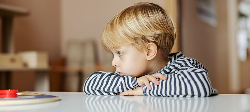 Niño con desinterés que puede ser un síntoma de autismo